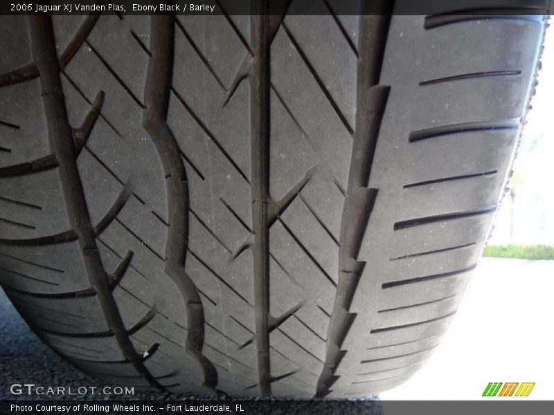 Ebony Black / Barley 2006 Jaguar XJ Vanden Plas