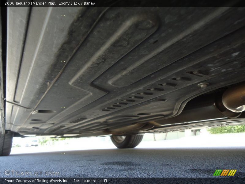 Ebony Black / Barley 2006 Jaguar XJ Vanden Plas