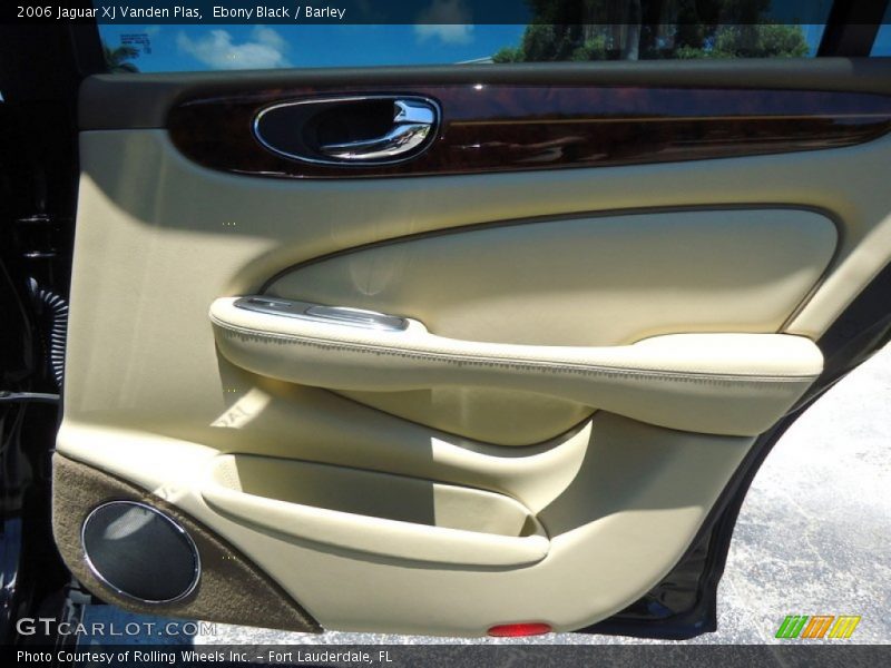 Ebony Black / Barley 2006 Jaguar XJ Vanden Plas