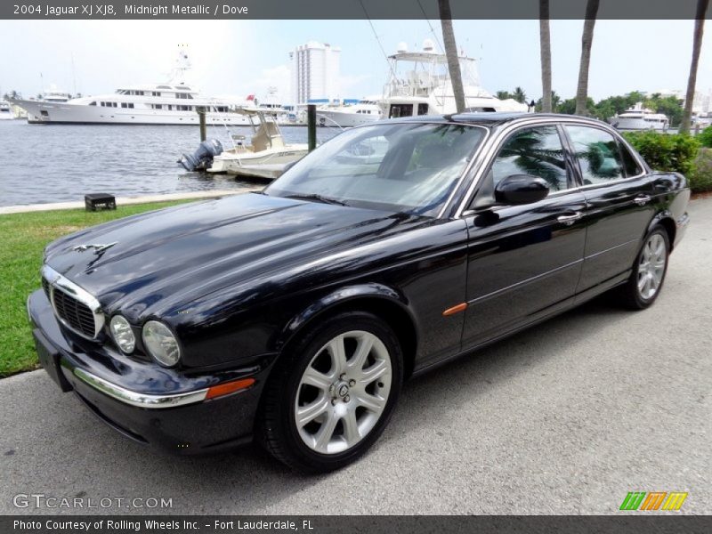 Front 3/4 View of 2004 XJ XJ8