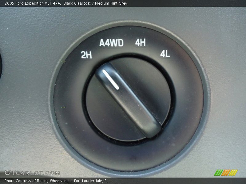 Black Clearcoat / Medium Flint Grey 2005 Ford Expedition XLT 4x4