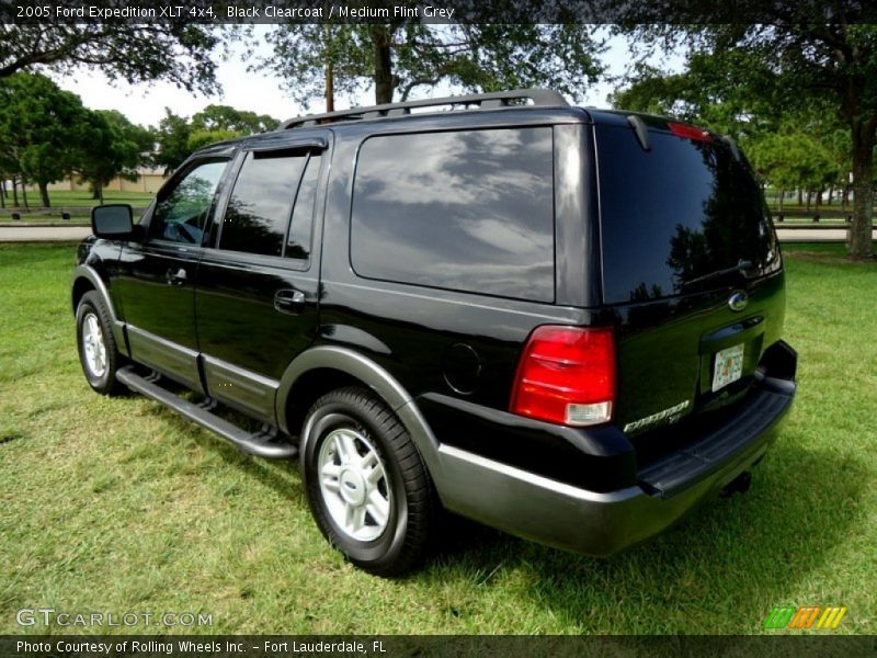 Black Clearcoat / Medium Flint Grey 2005 Ford Expedition XLT 4x4