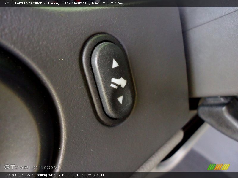Black Clearcoat / Medium Flint Grey 2005 Ford Expedition XLT 4x4
