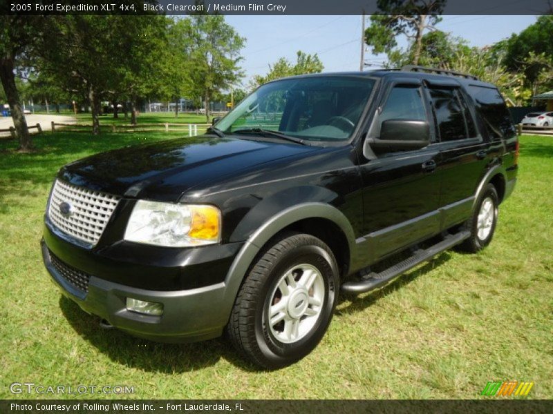 Front 3/4 View of 2005 Expedition XLT 4x4