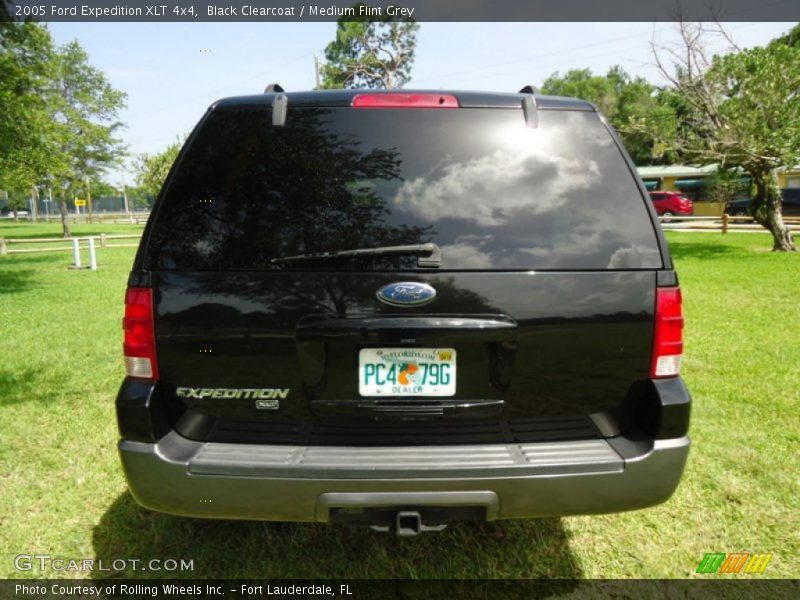 Black Clearcoat / Medium Flint Grey 2005 Ford Expedition XLT 4x4