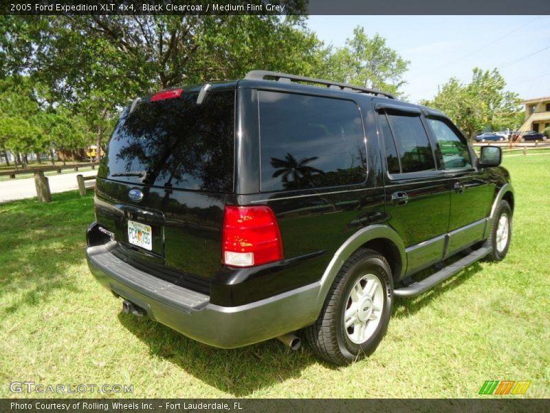 Black Clearcoat / Medium Flint Grey 2005 Ford Expedition XLT 4x4