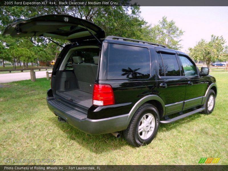 Black Clearcoat / Medium Flint Grey 2005 Ford Expedition XLT 4x4