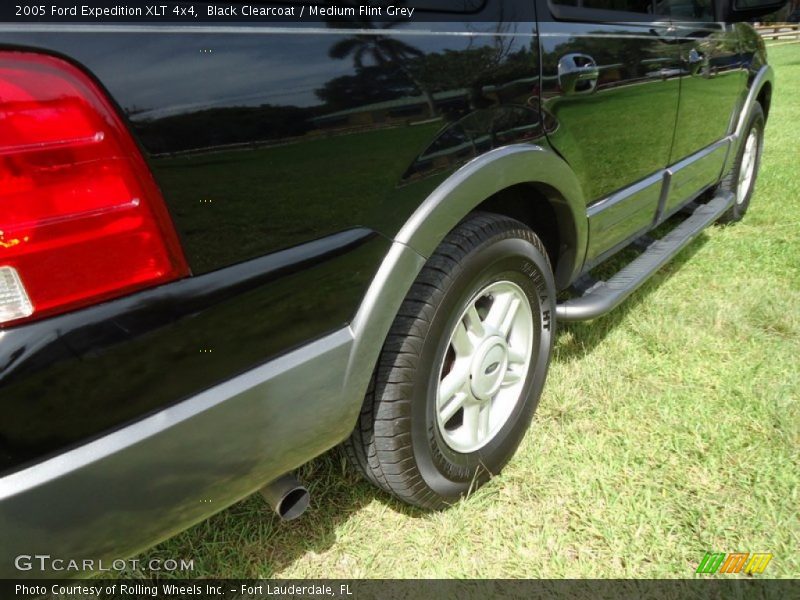Black Clearcoat / Medium Flint Grey 2005 Ford Expedition XLT 4x4