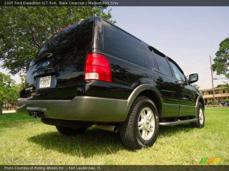 Black Clearcoat / Medium Flint Grey 2005 Ford Expedition XLT 4x4