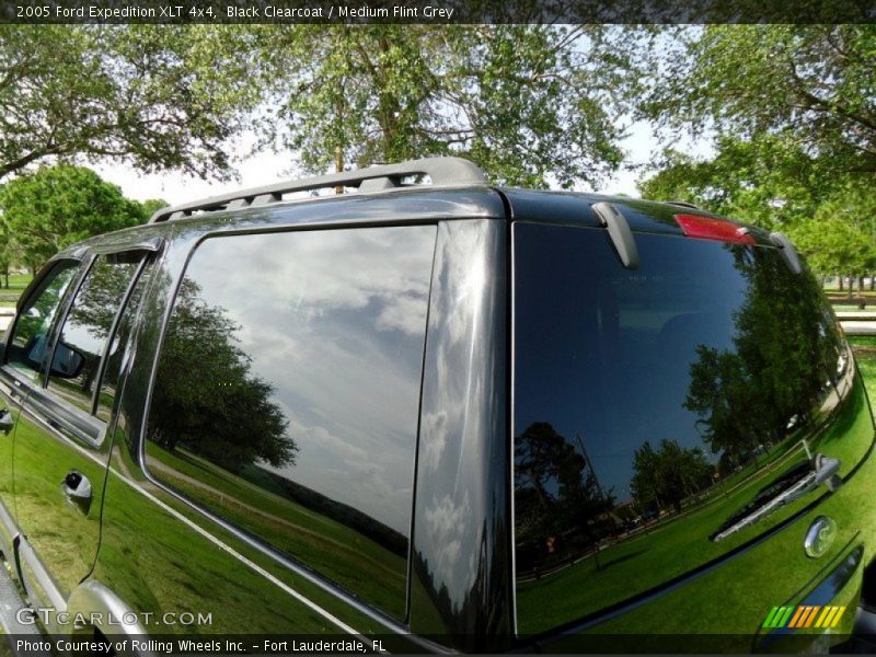 Black Clearcoat / Medium Flint Grey 2005 Ford Expedition XLT 4x4