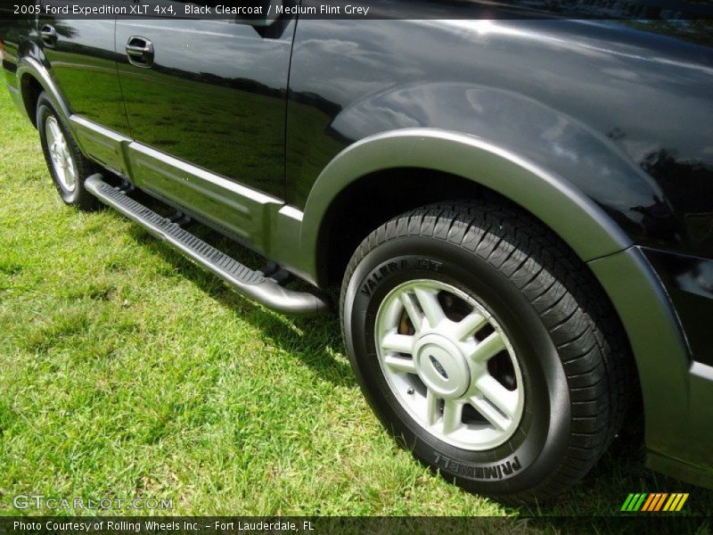 Black Clearcoat / Medium Flint Grey 2005 Ford Expedition XLT 4x4