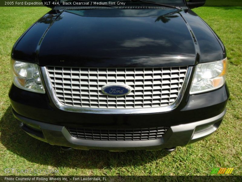 Black Clearcoat / Medium Flint Grey 2005 Ford Expedition XLT 4x4