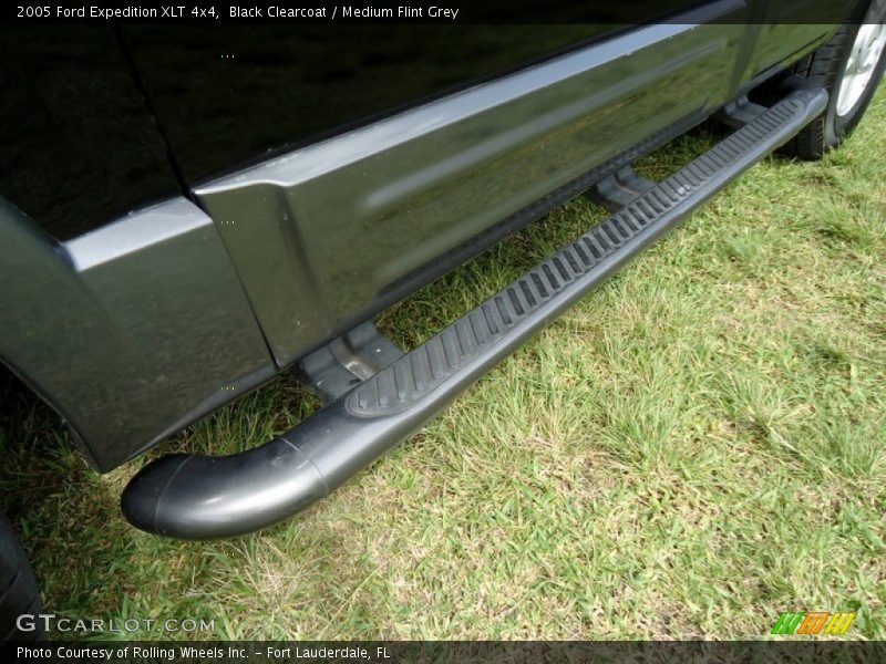 Black Clearcoat / Medium Flint Grey 2005 Ford Expedition XLT 4x4