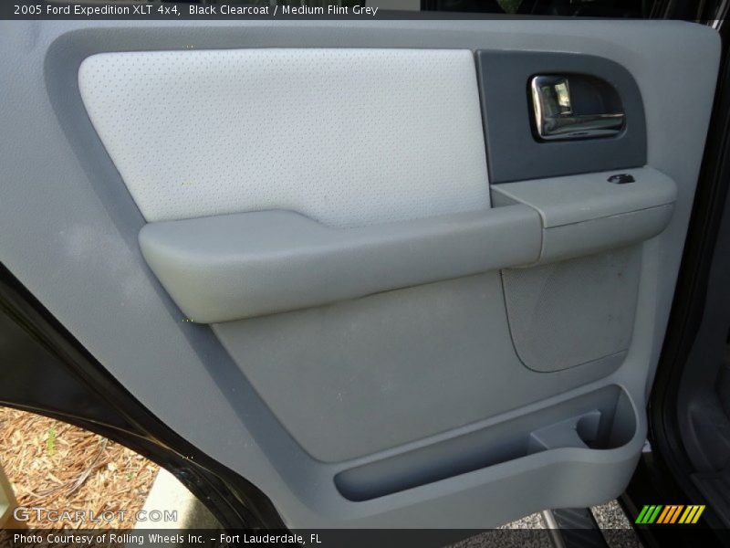Black Clearcoat / Medium Flint Grey 2005 Ford Expedition XLT 4x4