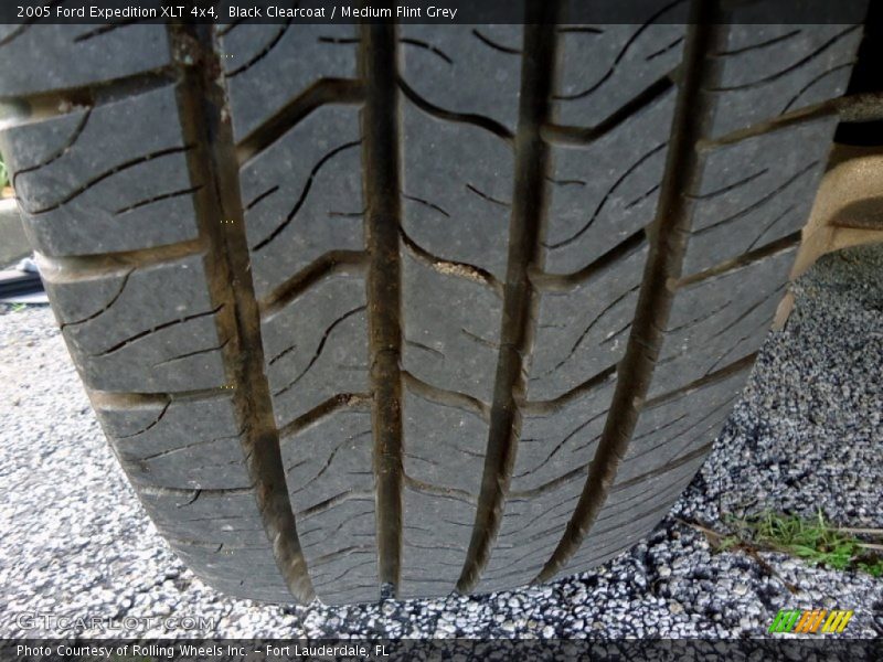 Black Clearcoat / Medium Flint Grey 2005 Ford Expedition XLT 4x4