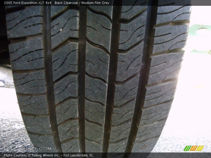 Black Clearcoat / Medium Flint Grey 2005 Ford Expedition XLT 4x4