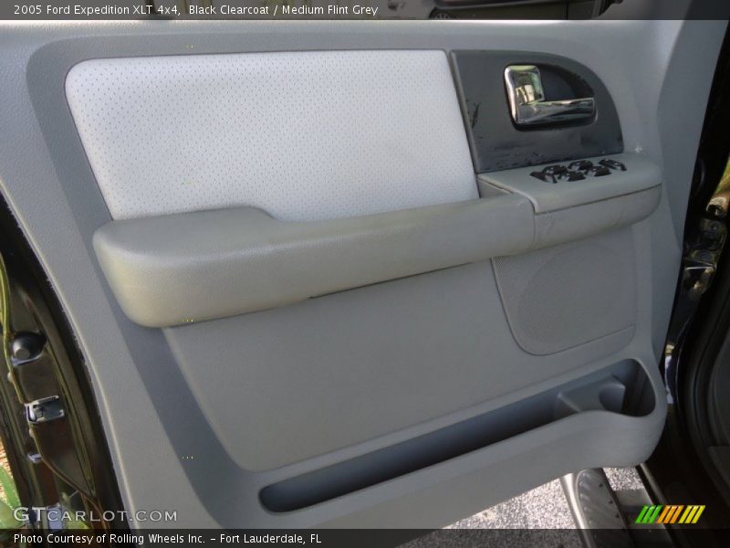 Black Clearcoat / Medium Flint Grey 2005 Ford Expedition XLT 4x4
