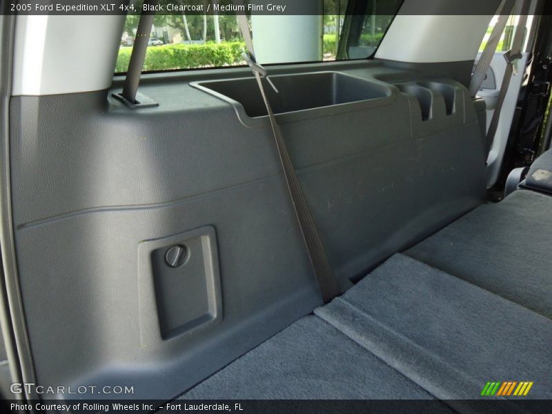 Black Clearcoat / Medium Flint Grey 2005 Ford Expedition XLT 4x4