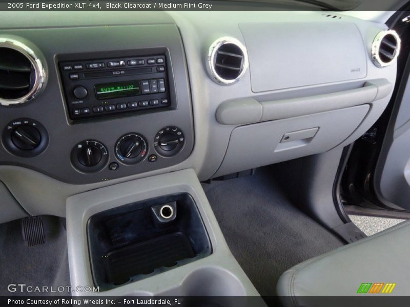 Black Clearcoat / Medium Flint Grey 2005 Ford Expedition XLT 4x4