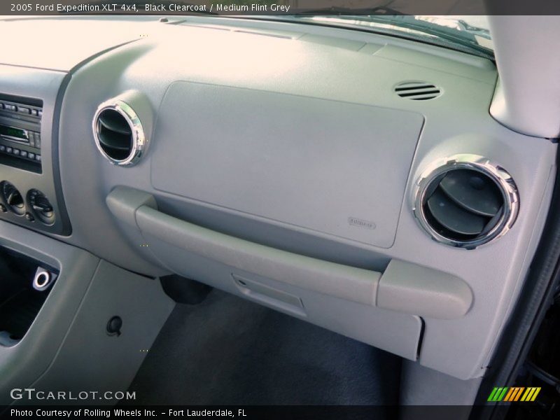 Black Clearcoat / Medium Flint Grey 2005 Ford Expedition XLT 4x4