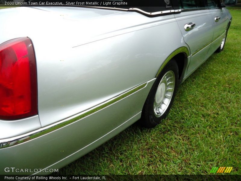 Silver Frost Metallic / Light Graphite 2000 Lincoln Town Car Executive