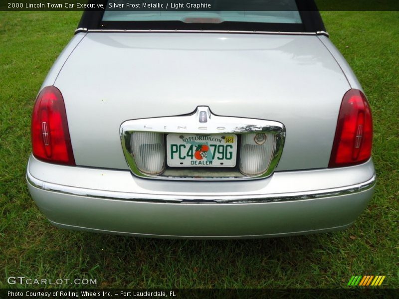 Silver Frost Metallic / Light Graphite 2000 Lincoln Town Car Executive