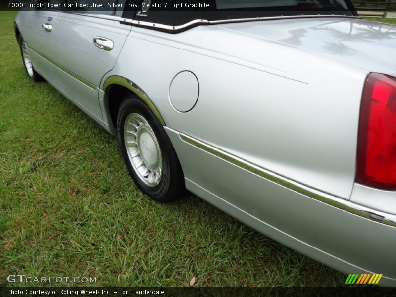 Silver Frost Metallic / Light Graphite 2000 Lincoln Town Car Executive