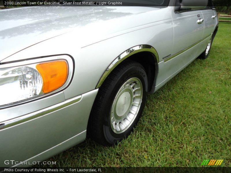 Silver Frost Metallic / Light Graphite 2000 Lincoln Town Car Executive