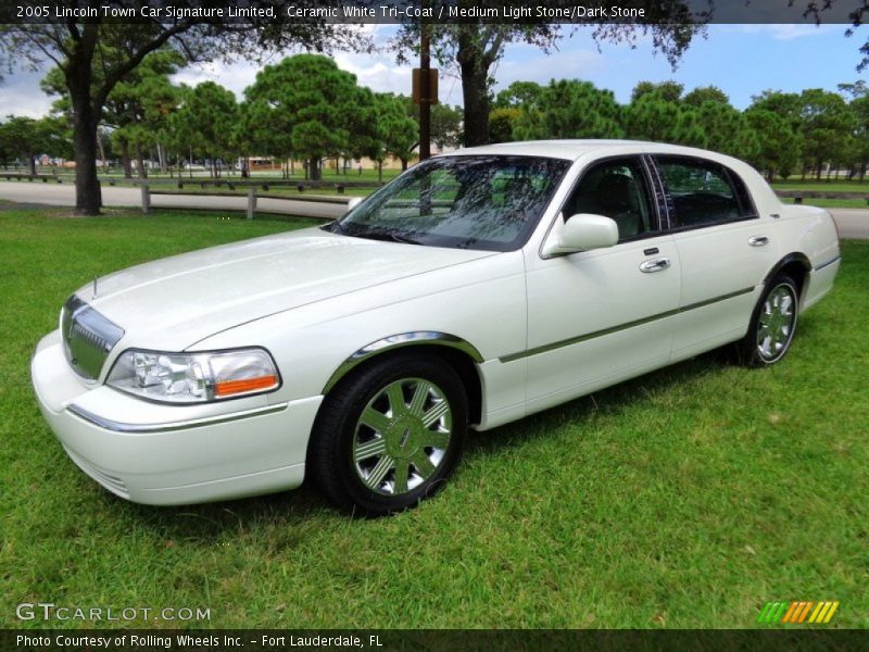 Front 3/4 View of 2005 Town Car Signature Limited