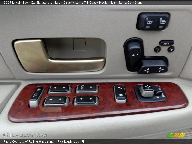 Controls of 2005 Town Car Signature Limited