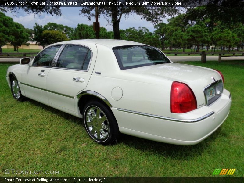 Ceramic White Tri-Coat / Medium Light Stone/Dark Stone 2005 Lincoln Town Car Signature Limited