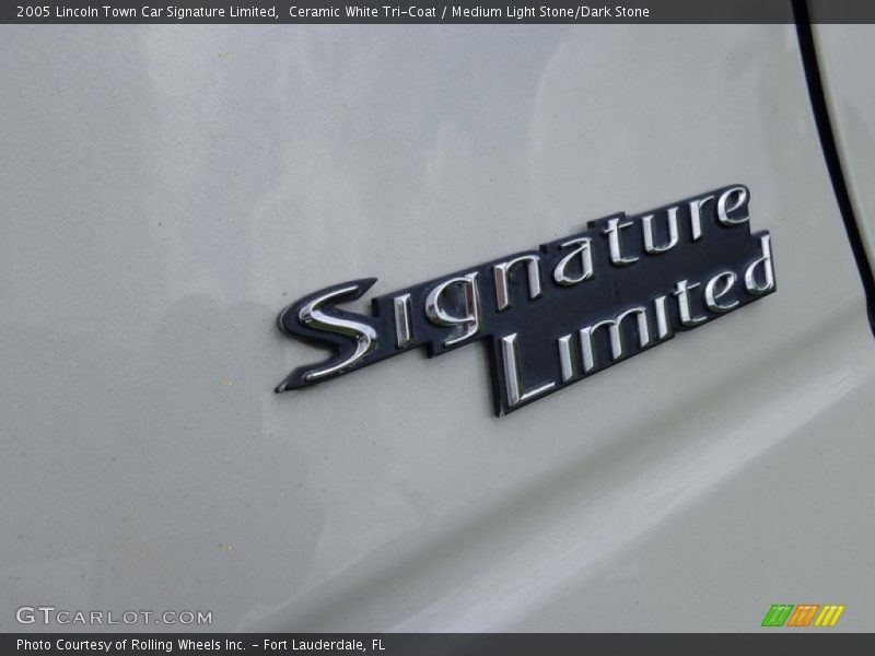 Ceramic White Tri-Coat / Medium Light Stone/Dark Stone 2005 Lincoln Town Car Signature Limited