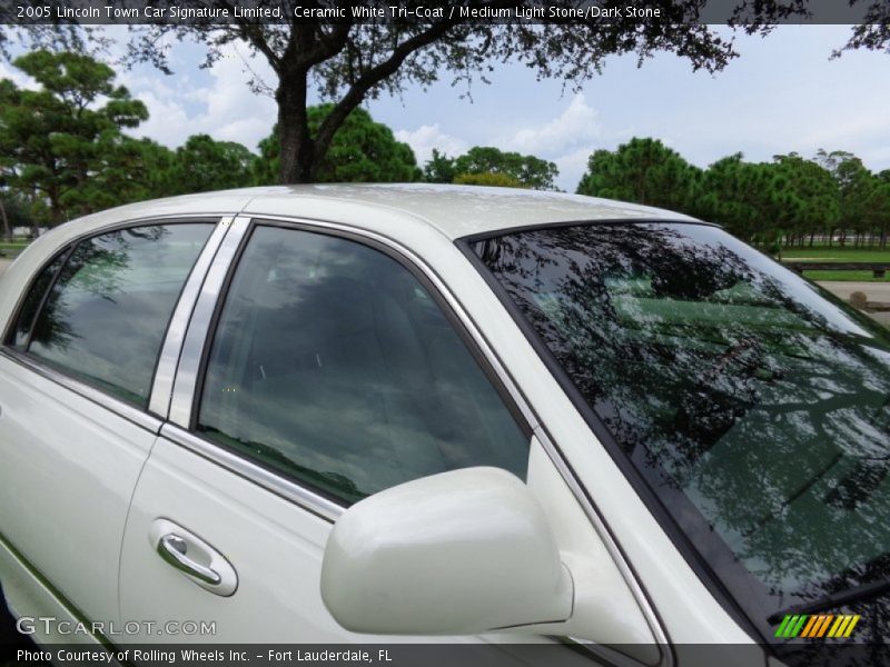 Ceramic White Tri-Coat / Medium Light Stone/Dark Stone 2005 Lincoln Town Car Signature Limited