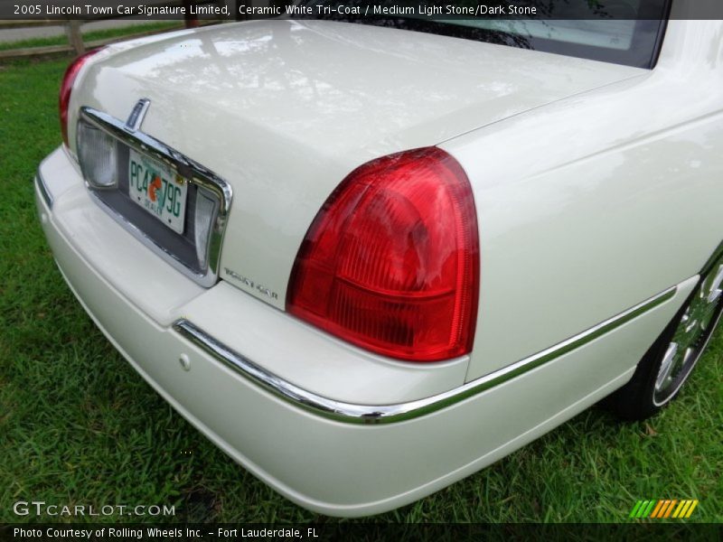 Ceramic White Tri-Coat / Medium Light Stone/Dark Stone 2005 Lincoln Town Car Signature Limited