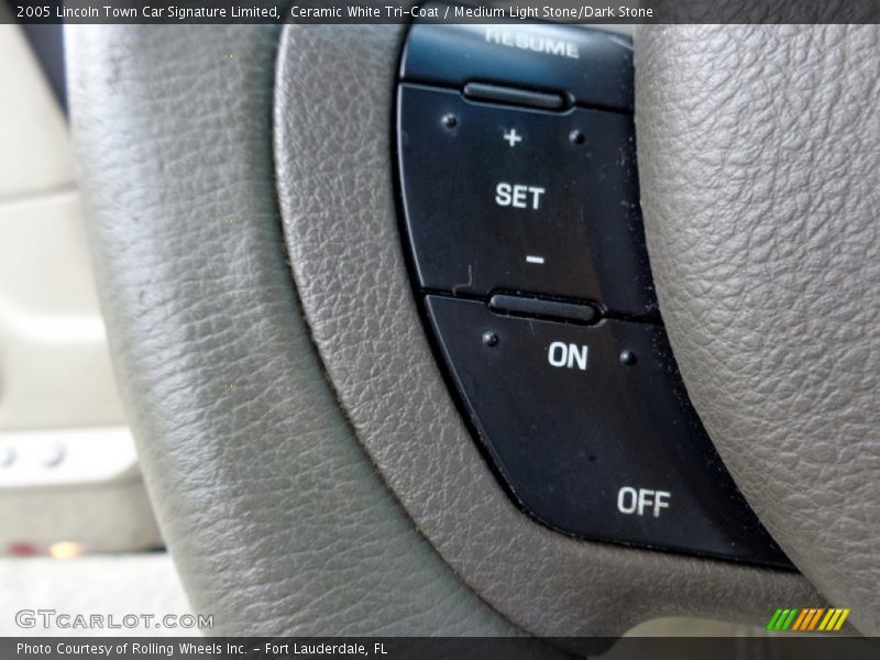 Ceramic White Tri-Coat / Medium Light Stone/Dark Stone 2005 Lincoln Town Car Signature Limited
