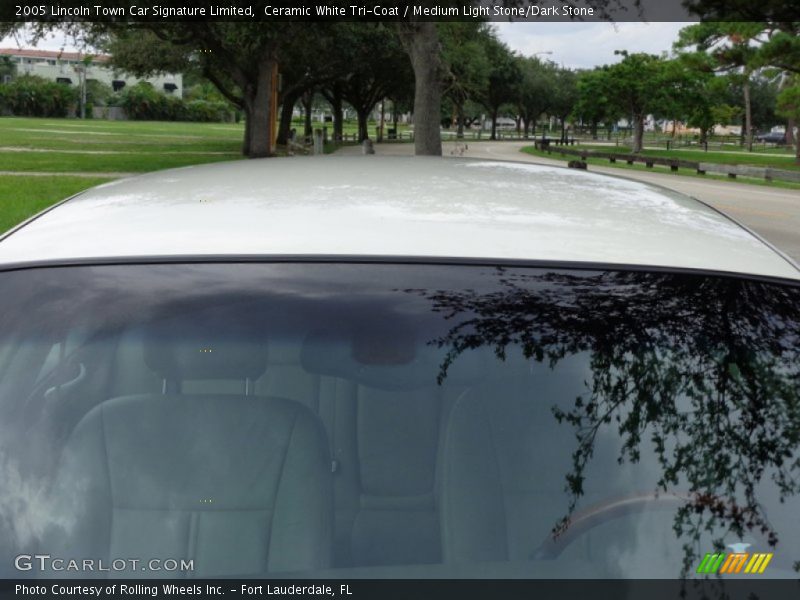 Ceramic White Tri-Coat / Medium Light Stone/Dark Stone 2005 Lincoln Town Car Signature Limited