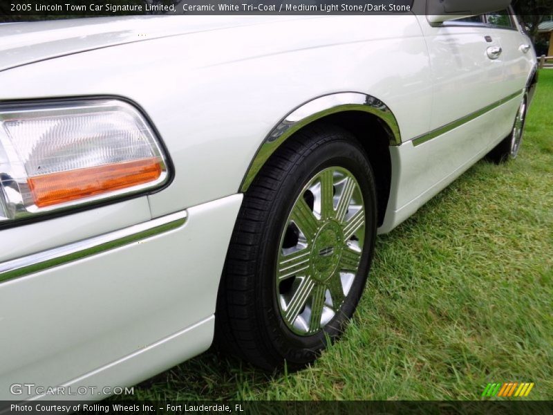Ceramic White Tri-Coat / Medium Light Stone/Dark Stone 2005 Lincoln Town Car Signature Limited