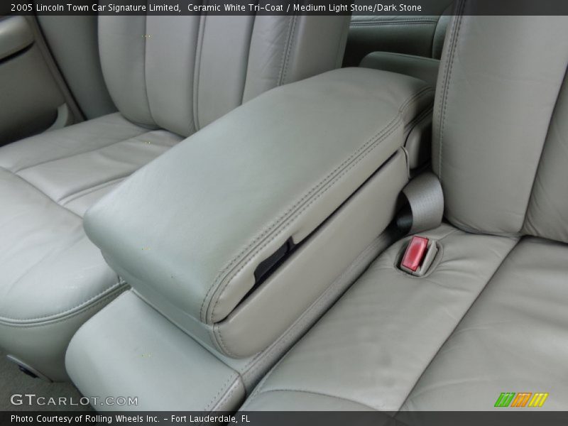 Ceramic White Tri-Coat / Medium Light Stone/Dark Stone 2005 Lincoln Town Car Signature Limited