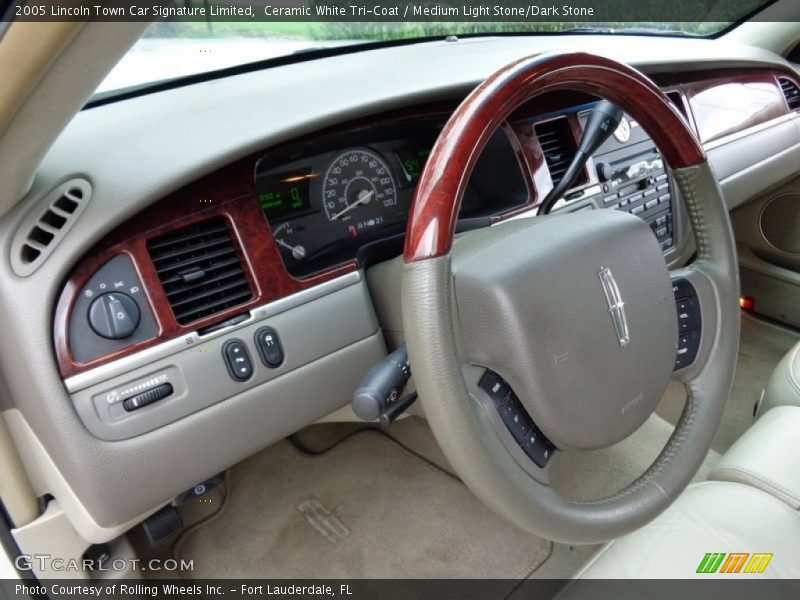 2005 Town Car Signature Limited Steering Wheel