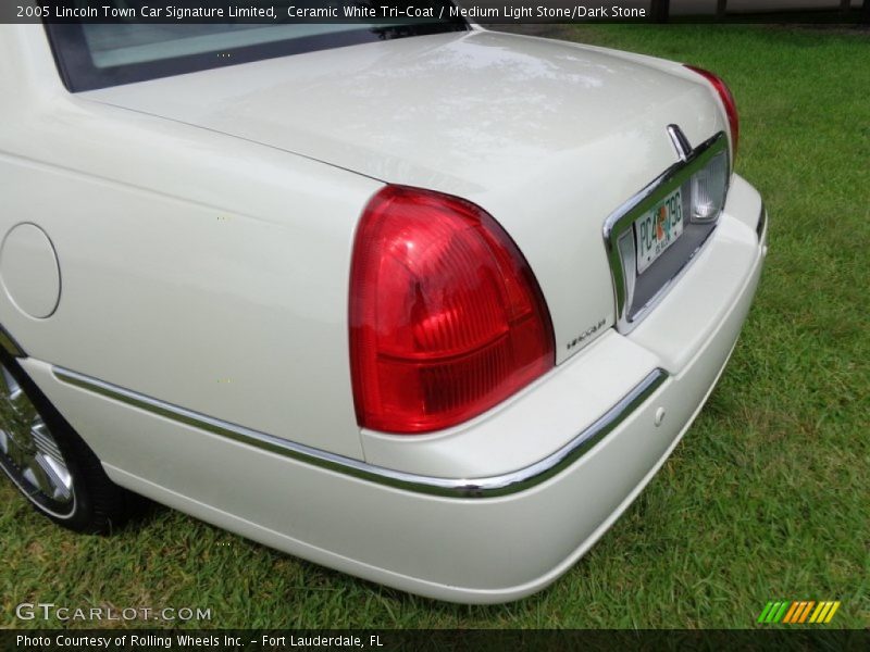 Ceramic White Tri-Coat / Medium Light Stone/Dark Stone 2005 Lincoln Town Car Signature Limited