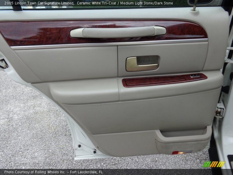 Ceramic White Tri-Coat / Medium Light Stone/Dark Stone 2005 Lincoln Town Car Signature Limited
