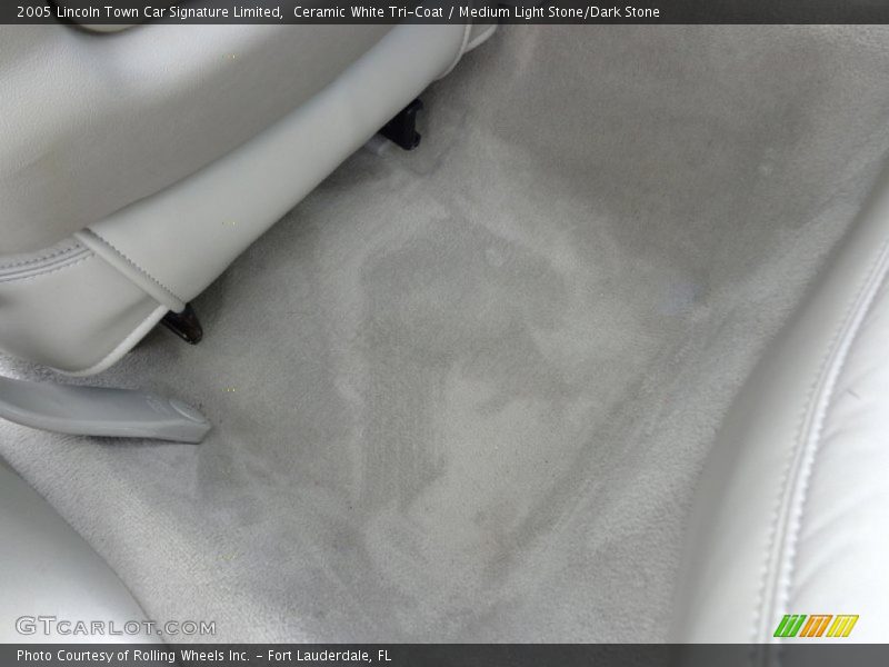 Ceramic White Tri-Coat / Medium Light Stone/Dark Stone 2005 Lincoln Town Car Signature Limited