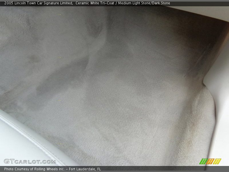 Ceramic White Tri-Coat / Medium Light Stone/Dark Stone 2005 Lincoln Town Car Signature Limited