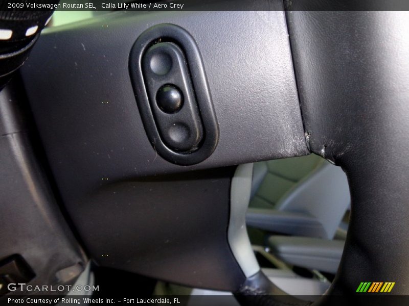 Calla Lilly White / Aero Grey 2009 Volkswagen Routan SEL