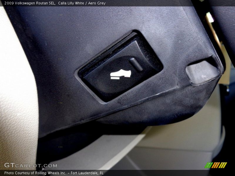 Calla Lilly White / Aero Grey 2009 Volkswagen Routan SEL