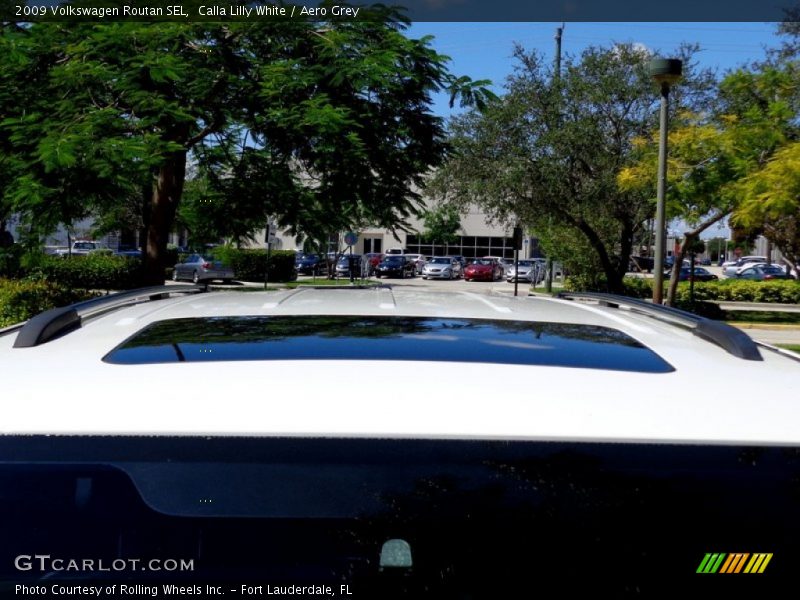 Calla Lilly White / Aero Grey 2009 Volkswagen Routan SEL