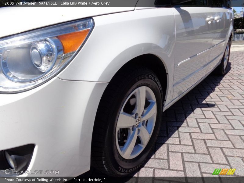 Calla Lilly White / Aero Grey 2009 Volkswagen Routan SEL