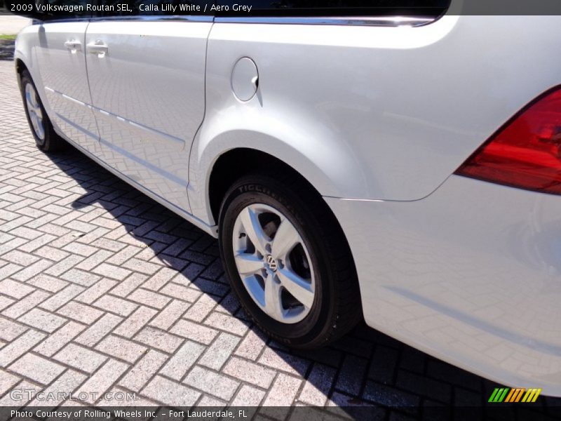 Calla Lilly White / Aero Grey 2009 Volkswagen Routan SEL