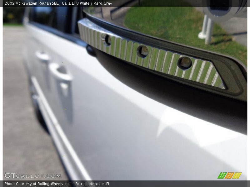 Calla Lilly White / Aero Grey 2009 Volkswagen Routan SEL