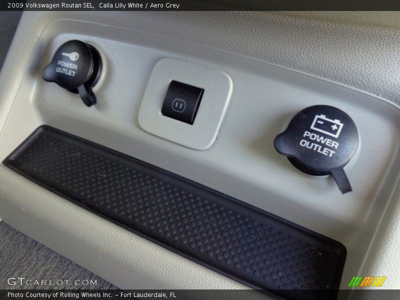 Calla Lilly White / Aero Grey 2009 Volkswagen Routan SEL